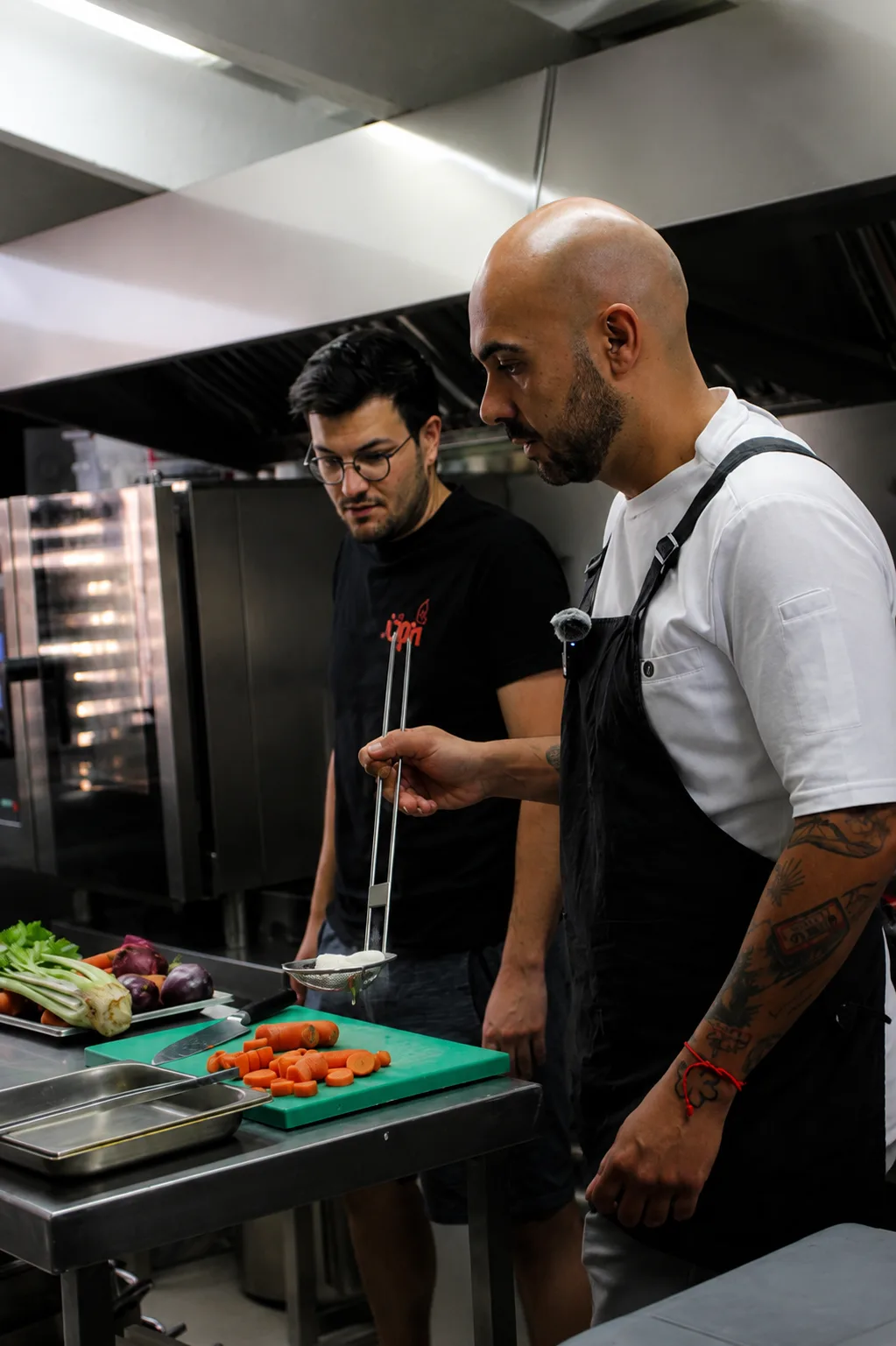 Samu con un cliente en su cocina